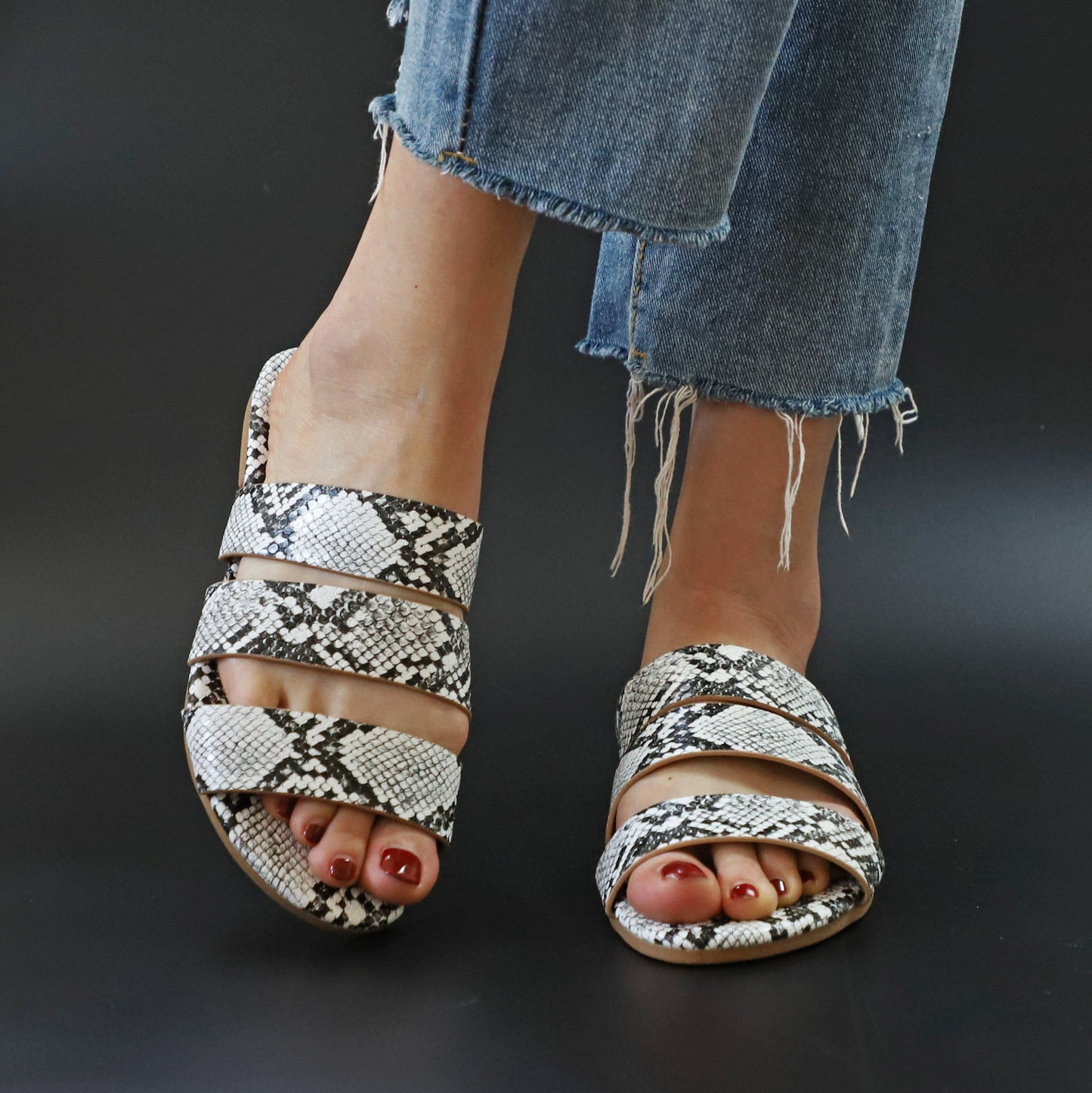 Flat slippers snakeskin slippers