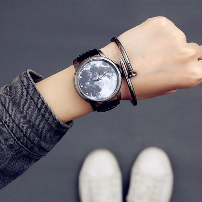 Casual Female Watch Fashion Minimalist Women Quartz Wristwatches Starry Sky Moon Pattern Design Unique Ladies Casual Watch Female Exquisite Watches